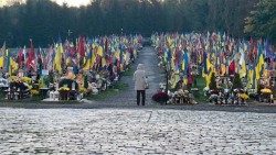 Cmentarz ofiar wojennych w Buczy na Ukrainie