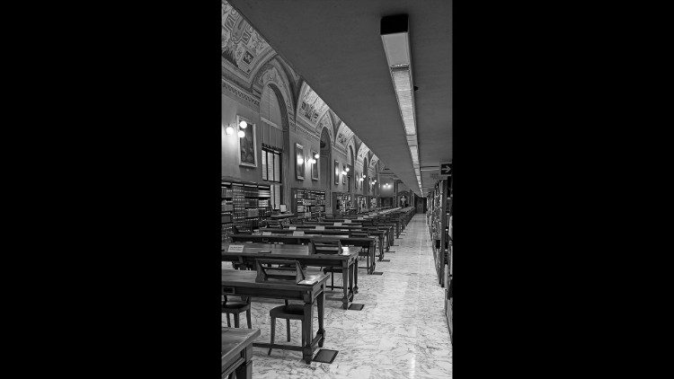 Algunos estantes del Archivo Apostólico Vaticano