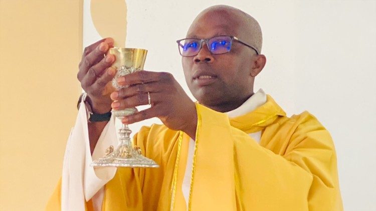 Le p&egrave;re le p&egrave;re Apollinaire Kouakou Adams, professeur de liturgie en C&ocirc;te d’Ivoire