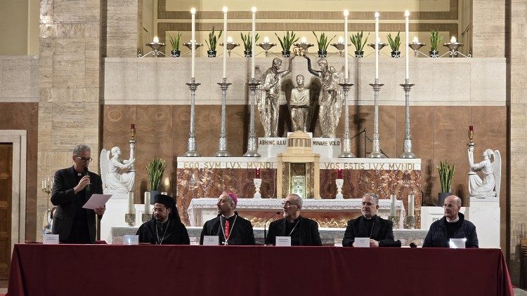 Momento da apresentação da Bíblia em árabe