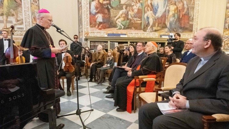 Un momento del concierto en el Salone Sistino del artista Omar Harfouch