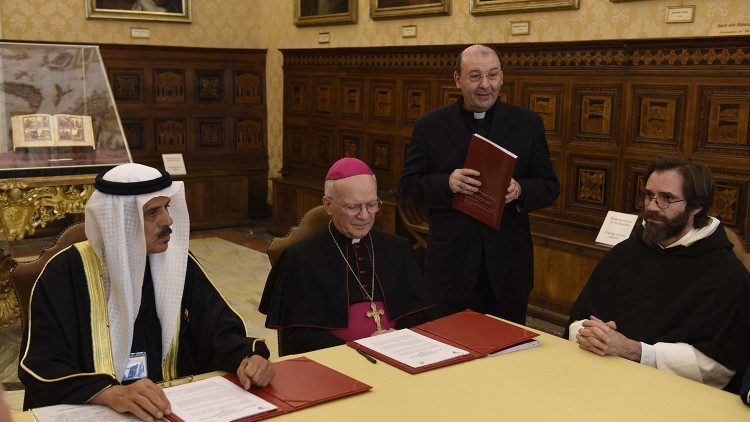 La firma del acuerdo de cooperación cultural y científica firmado con la Biblioteca Digital Rey Hamad del Reino de Bahrein con ocasión del encuentro promovido por la BAV en el Vaticano
