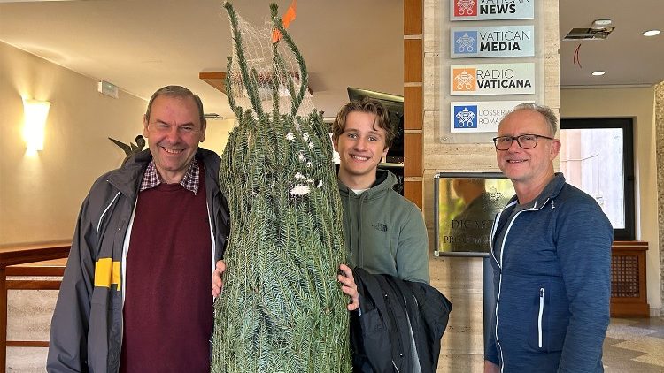 Das Team der deutschen Botschaft beim Heiligen Stuhl bei der Übergabe des Weihnachtsbaums ans Kommunikations-Dikasterium am 30.11.2024