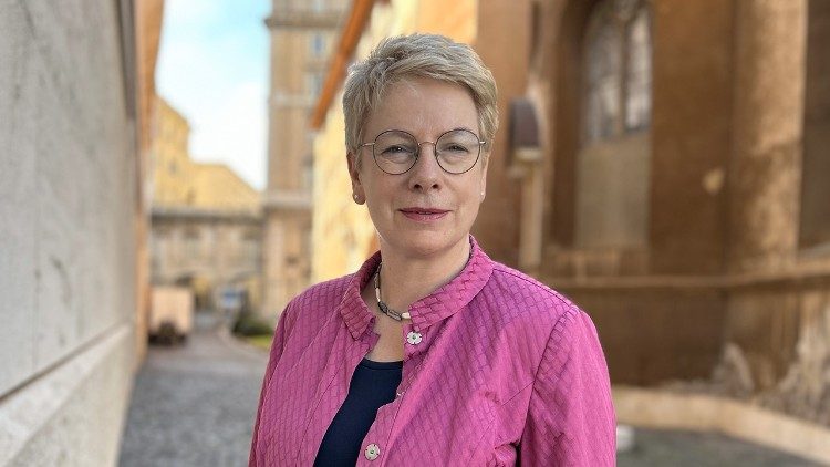 Myriam Wijlens, Kirchenrechtlerin, saß zusammen mit Kardinal Prevost bei der Synode zur Synodalität in einem theologischen Forum, das über die Beziehung zwischen Ortskirche und Universalkirche nachdachte