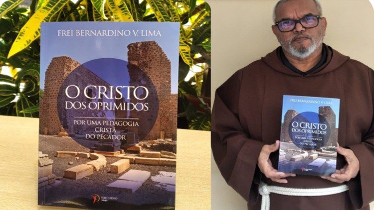 Frei Bernardino Lima com o seu novo livro