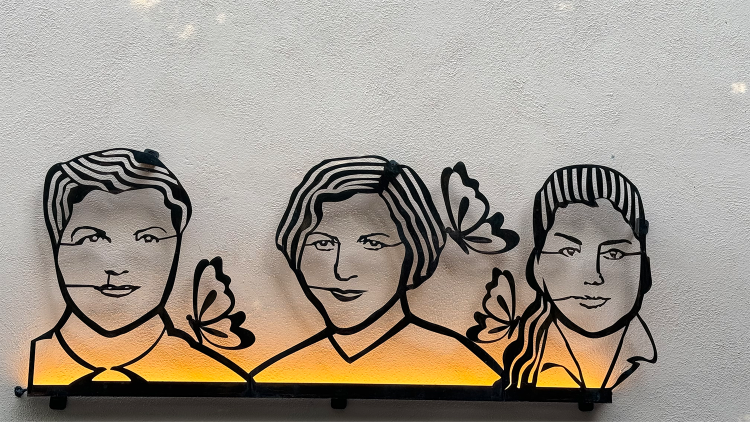 Escultura de las hermanas Mirabal, inauguración en el Jardín Botánico de la Universidad de Roma la Sapienza