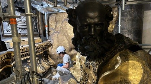 Berniniho zrestaurovan&yacute; baldach&yacute;n bude odhalen 27. ř&iacute;jna