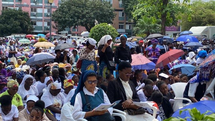 Fiéis em grande número nas exéquias do Cardeal de Nascimento