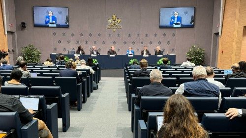 Synoda: naslouch&aacute;n&iacute;, ticho a modlitba jako vzpom&iacute;nka na koncil