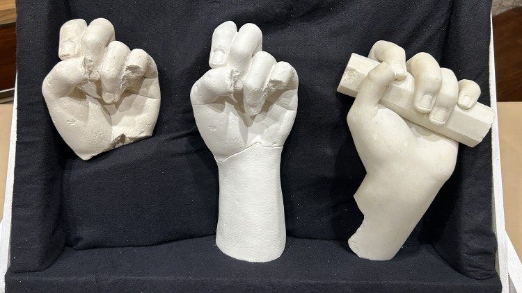 As "mãos" de Apolo Belvedere mostradas na coletiva de imprensa