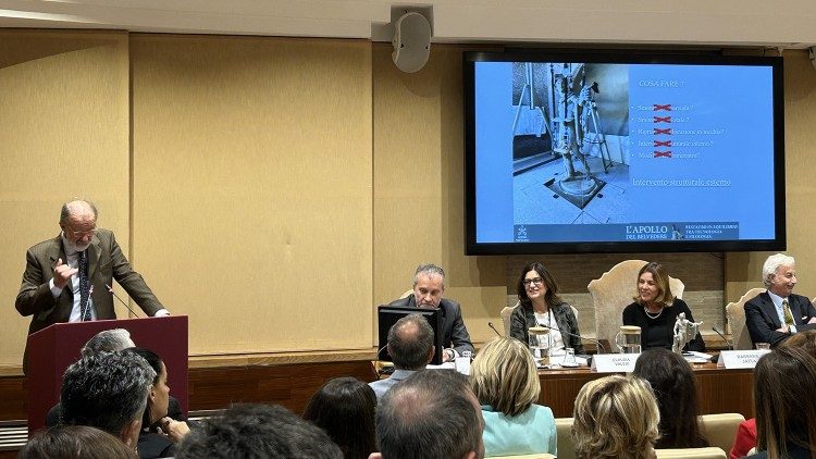 Den Journalisten wurden die einzelnen Restaurierungsschritte genau erklärt