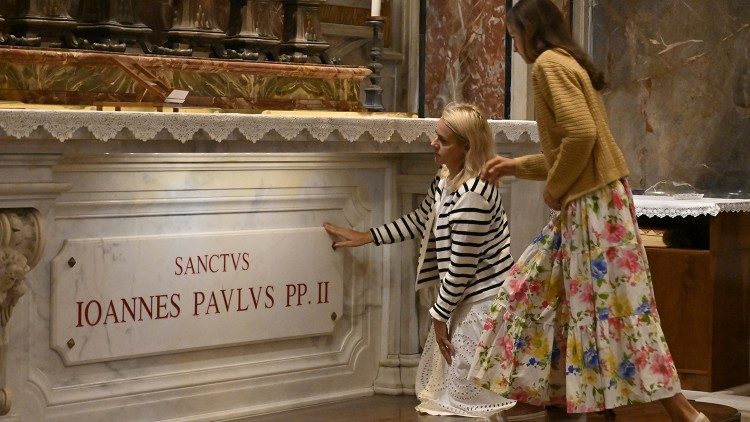 Mormântul sfântului Ioan Paul al II-lea, din Bazilica San Pietro 