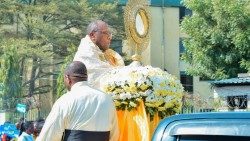 Ekaristi Takatifu kama Sakramenti, ni “Sakramenti ya Sakramenti”, ni Kristo mwenyewe (rej. KKK. 1211). 
