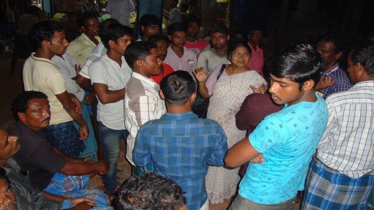 Suor Gracy organizza i lavoratori migranti che fanno domanda per la tessera del programma di assistenza sociale del lavoro presso l'ufficio di assistenza sociale del lavoro a Kozhikode