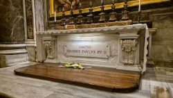 La-tomba-di-San-Giovanni-Paolo-II-foto-ks.-Marek-WeresaAEM.jpg