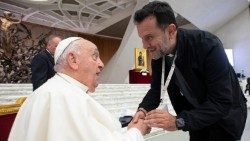 Kryetari i Konferencës Ipeshkvore të Kishës katolike të Shqipërisë, e ipeshkvi i Rrëshenit, imzot Gjergj Meta në takim me Papën gjatë Sinodit, në tetor 2024, në sallën Pali VI në Vatikan