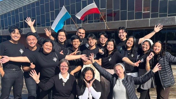 Les sœurs avec un groupe de jeunes à Marayong