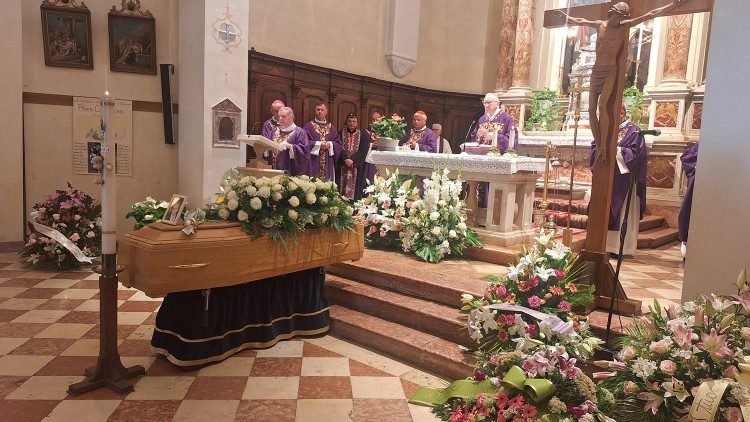 Карданл П'етра Паралін узначаліў абрады пахавання сваёй маці Ады