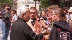 Don Oreste Benzi mentre parla con alcuni ragazzi durante una manifestazione