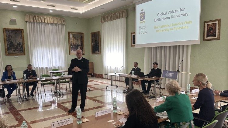 Rencontre entre des membres de l'Université de Bethléem et des ambassadeurs près le Saint-Siège. 