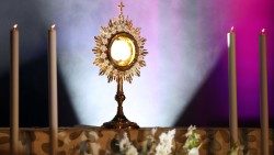 Eucaristia-Santissimo-Sacramento-adorazione-preghiera-foto1-Mirek-Krajewski.jpg
