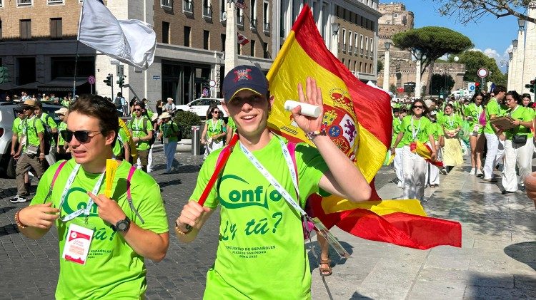 Jóvenes españoles en camino a la Plaza de San Pedro para su histórico encuentro el viernes 1 de agosto.