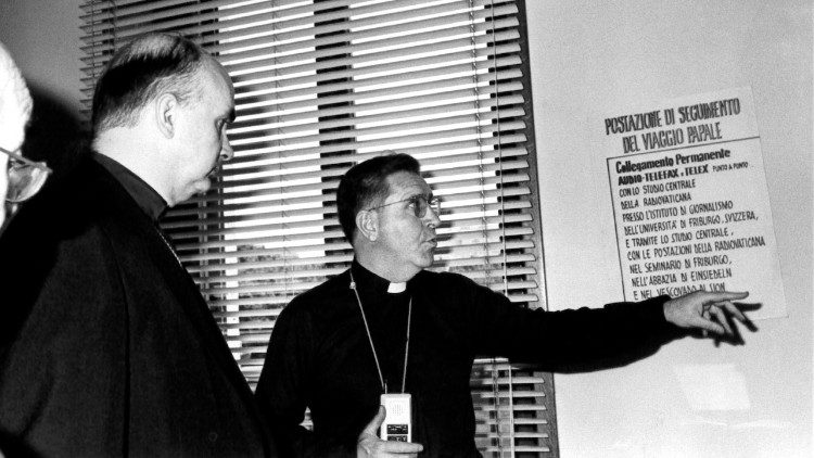 Padre Felix Juan Cabases in una foto d'archivio del 1984 mentre illustra le postazioni della Radio Vaticana predisposte per un viaggio papale