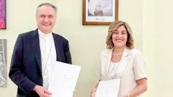 Le cardinal Mauro Gambetti, président de la Fabrique Saint-Pierre, et la directrice générale de l'ICCROM, Aruna Francesca Maria Gujral.