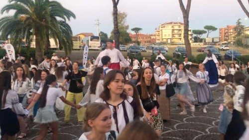 Jovens ucranianos na pro-catedral greco-católica de Santa Sofia, em Roma. 
