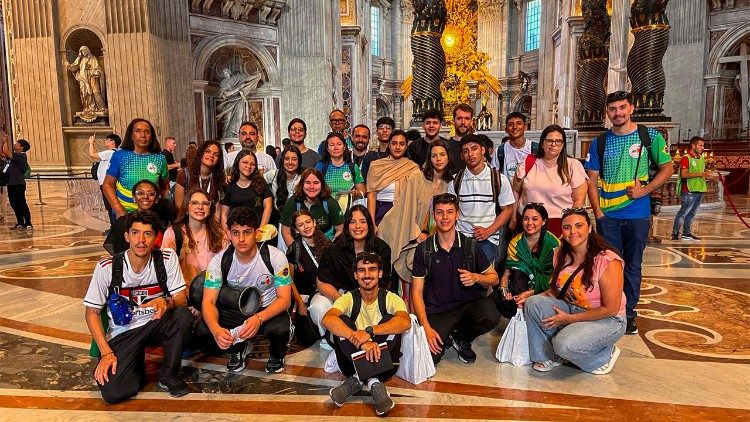 Jovens na Basílica de São Pedro