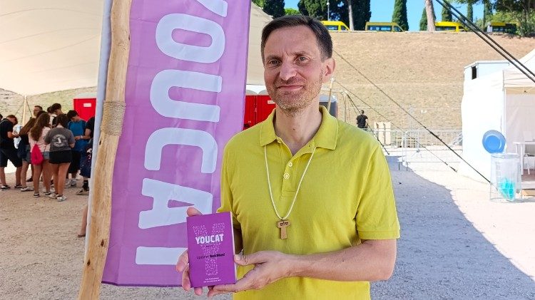 Voluntarios entregando un subsidio de YouCat