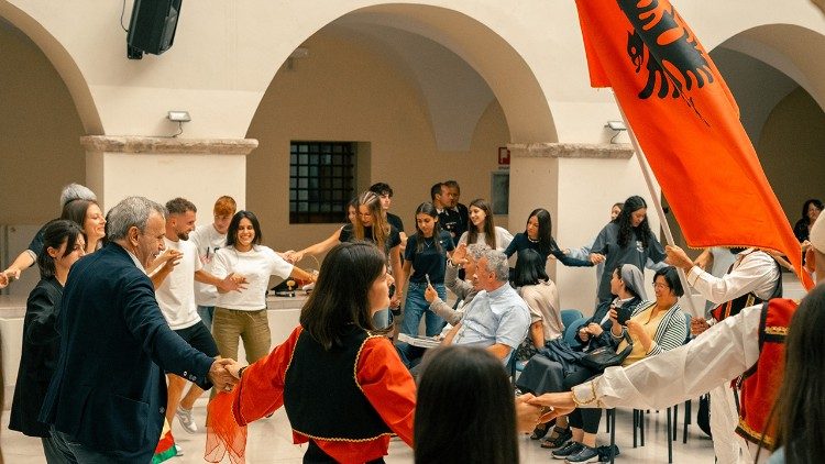 2025.08.01 Giovani Albania di Tirana a Giubileo mons. Arjan Dodaj