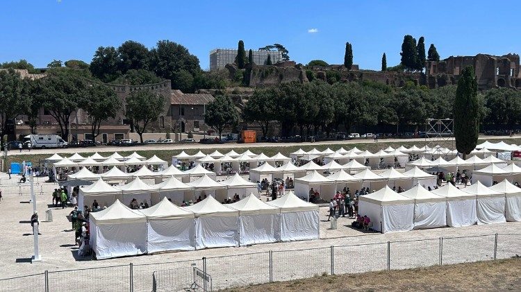 Os confessionários montados no Circo Máximo