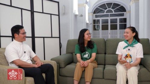 Năm Thánh - Năm Hồng Ân #35: Hai bạn Hương - Vy đang tham dự Năm Thánh Giới Trẻ