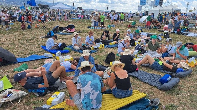 Giovani pellegrini giocano a carte