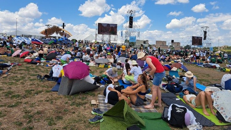 Giovani pellegrine si sistemano i capelli a vicenda
