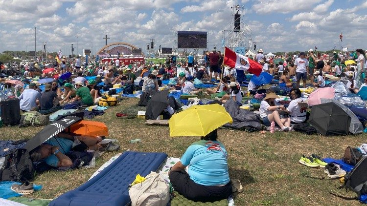 Umati wa vijana katika Uwanja wa Torvergata