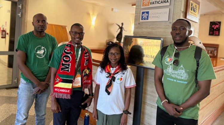 Grupo de jovens moçambicanos na sede da Rádio Vaticano, durante o Jubileu dos Jovens 2025