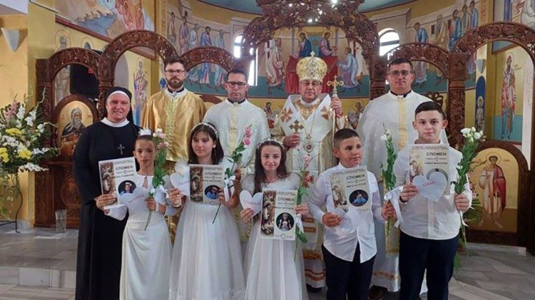 2025.08.04 Cinque bambini ricevono la prima comunione a Radovo