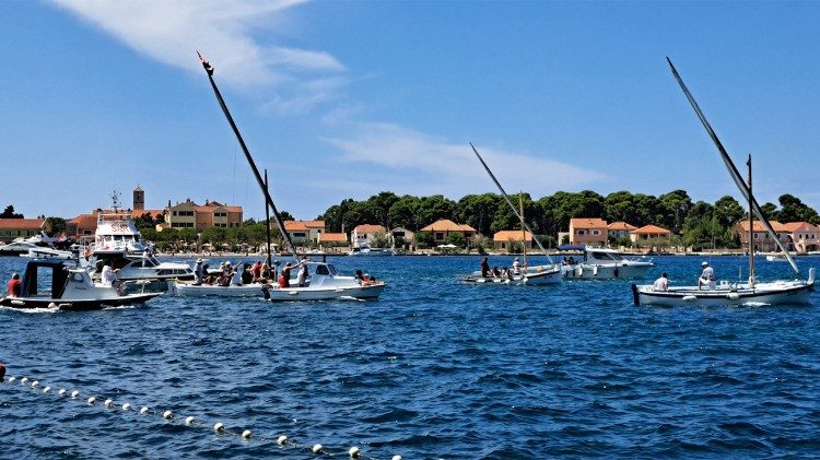 Apostolstwo Ludzi Morza służy opiece duchowej osób którzy z powodu swojej mobilności nie mogą korzystać ze zwyczajnej opieki duszpasterskiej