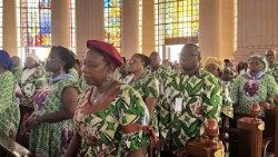 Quelques pèlerins au cours de la messe de clôture du pèlerinage dans la basilique Notre Dame de la Paix de Yamoussoukro.