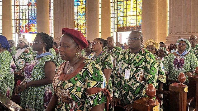 Quelques pèlerins au cours de la messe de clôture du pèlerinage dans la basilique Notre Dame de la Paix de Yamoussoukro.