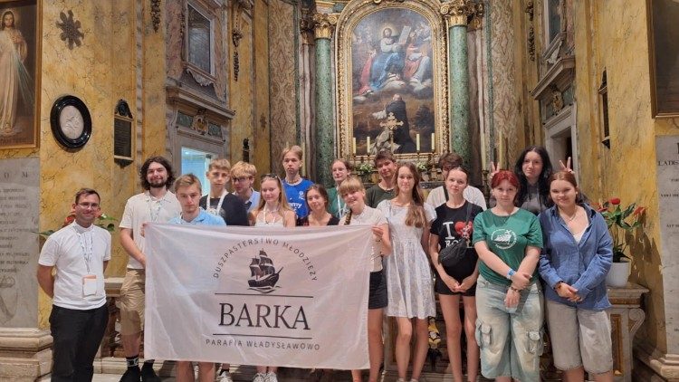 Młodzi w kościele św. Stanisława