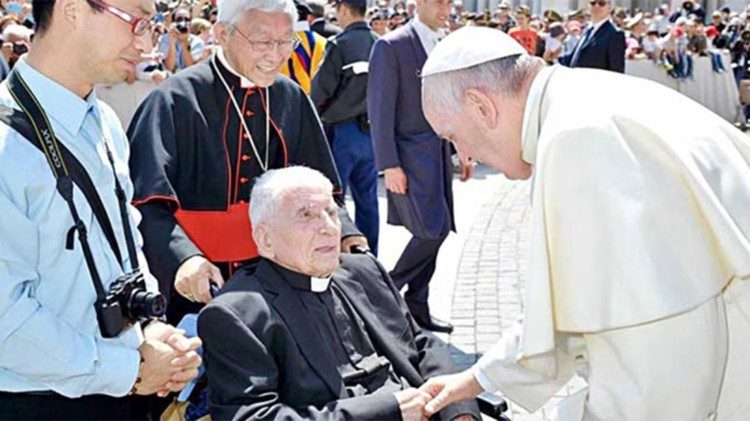 Padre Gaetano Nicosia com o Papa Francisco na Praça São Pedro, em maio de 2015