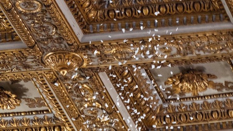 Сімвалічны снегапад з купала базілікі нагадаў вернікам пра цуд Маці Божай Снежнай.