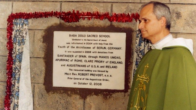 En el 2011, Robert Francis Prevost inaugura la escuela de Baba Dogo.