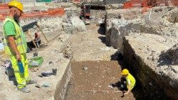 Ausgrabungs- und Bauarbeiten an der Piazza Venezia in Rom im August 2025