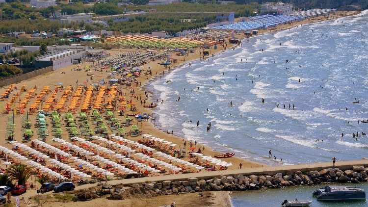 File de parasols dans une station balnéaire.