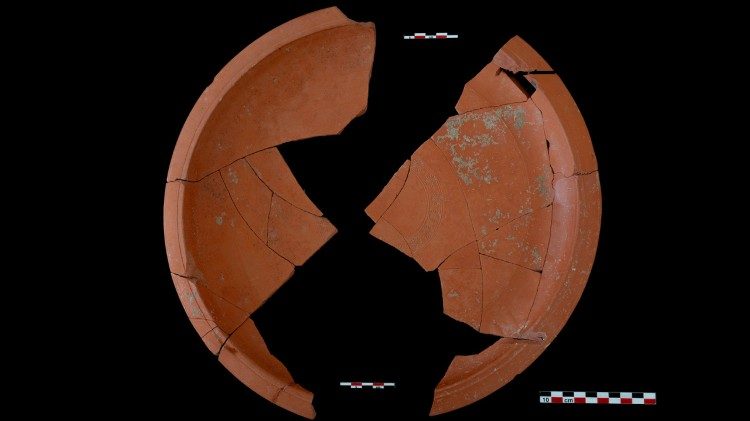Piatto in sigillata africana proveniente dagli scavi nel fondo Ceraso.