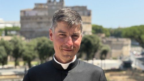 D: Priester f&auml;hrt f&uuml;r einen guten Zweck mit dem Rad bis nach Rom